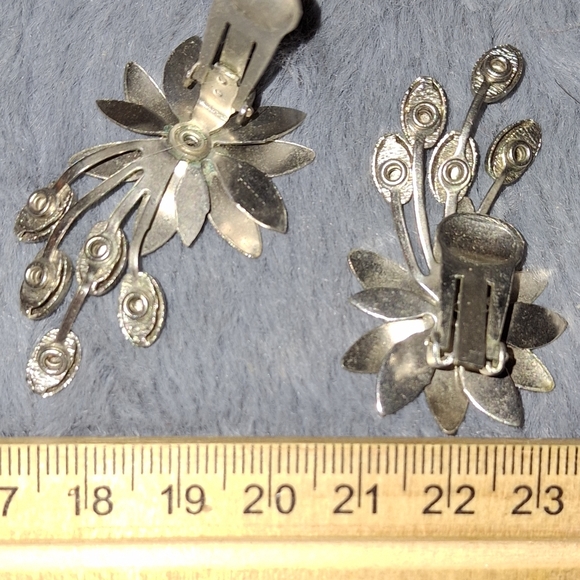 Vintage Floral Spray Textured Silvertone Clip-On Earrings - Picture 2 of 6